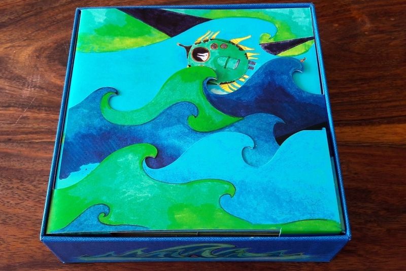 Comme toujours maintenant la boite de l'Onivers s'ouvre avec une magnifique illustration en superposition...