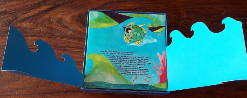 Les règles superposées aux vagues donnent cette magnifique illustrations en ouvrant la boite.