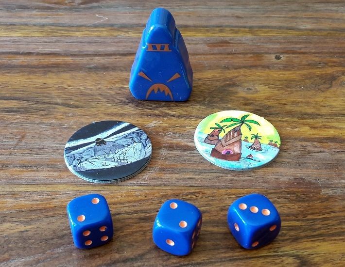 Un pion géant (utilisé dans une extension), les jetons de départ et d'arrivée et les 3 dés customs (1,2,2,3,3,4)