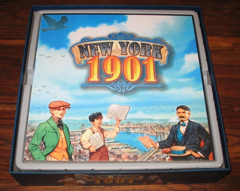 Même replié on peut admirer des illustrations sur le dos du plateau de jeu.