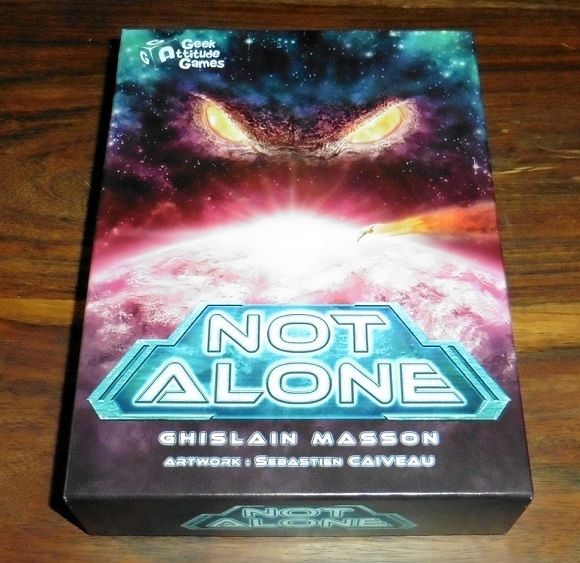 La boite est de taille taille moyenne, on peut dire qu'elle intrigue grandement. :D