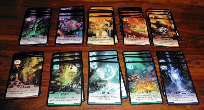 Les illustrations des 10 lieux sont sublimes, chacun procure un pouvoir particulier aux traqués.