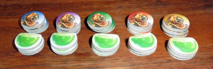 Chaque joueur aura son propre jeu de 3 scaphandriers et 3 carburants (à sa couleur, même si entre bleu et vert pour le carburant...)