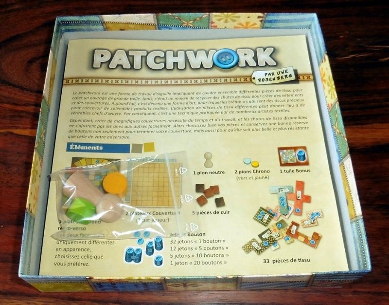 Le livret de règles dissimule le gros du matériel mais on en devine déjà une partie grâce à la première page de règles...