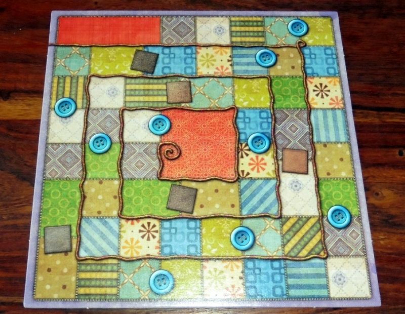 Le plateau de jeu central sert de compteur de temps en indiquant des bonus (cuir) et des revenus (bouton).