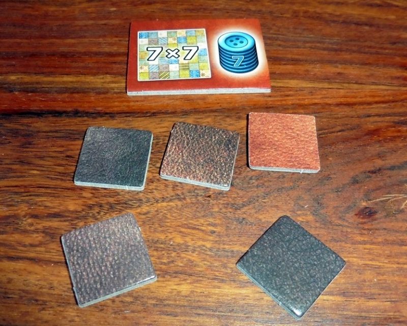 Les 5 jetons Bonus cuir (permettant de combler des petits espaces sur son patchwork) et le jeton Bonus pour le premier joueur constituant un patchwork de 7*7