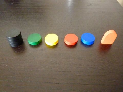 Les 6 jetons neutres, les 8 jetons en couleur des joueurs et la statue Harubang.