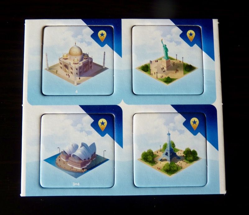 Les 4 tuiles bonus édition France distribuées avec la boîte.