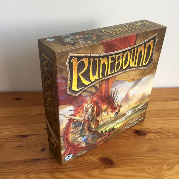 Une belle boîte, une illustration qui annonce la couleur avec son dragon et son volcan grondant dans le fond, il n’y a plus qu’a ouvrir tout ça.