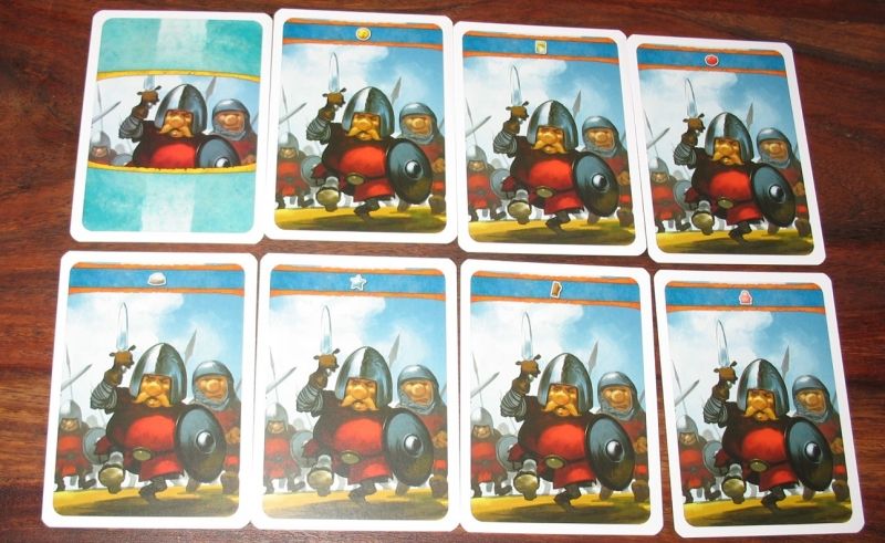 Chaque carte est présente en plusieurs exemplaires.