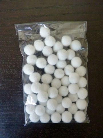 Le plus du jeu : 50 petites boules blanches qui symbolisent les moutons du jeu et qu'il faudra poser sur les cartes.
