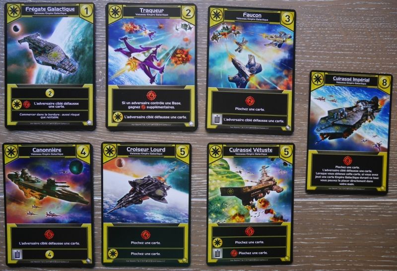 L'empire Galactique pioche, et son adversaire défausse et prend des grosses baffes.
