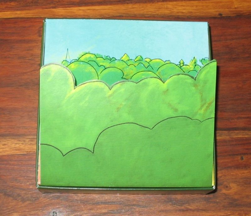 Par un jeu de pliage, on peut aussi cacher le feu derrière la forêt pour que celle-ci gagne : malin ;)