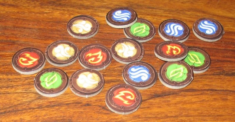 Les jetons malédictions seront associés aux cartes du même nom.