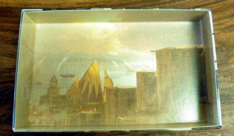 Une jolie illustration recouvre le fond de la boite