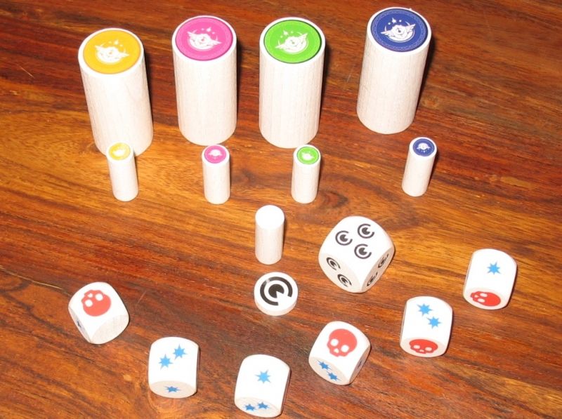 Ha, voilà! Là on est en terrain connu : 4 couleurs de pions pour les 4 joueurs, et des dés pour résoudre des actions...