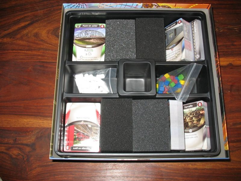 Pas mal de place, des cartes, des intercalaires, des pions et de la mousse ???