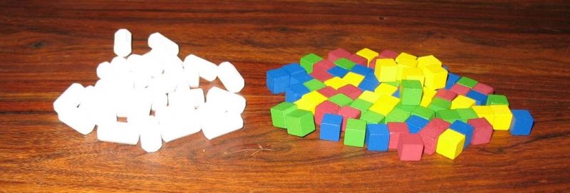 Les gares communes blanches à gauche et les rails des 4 couleurs de joueurs à droite