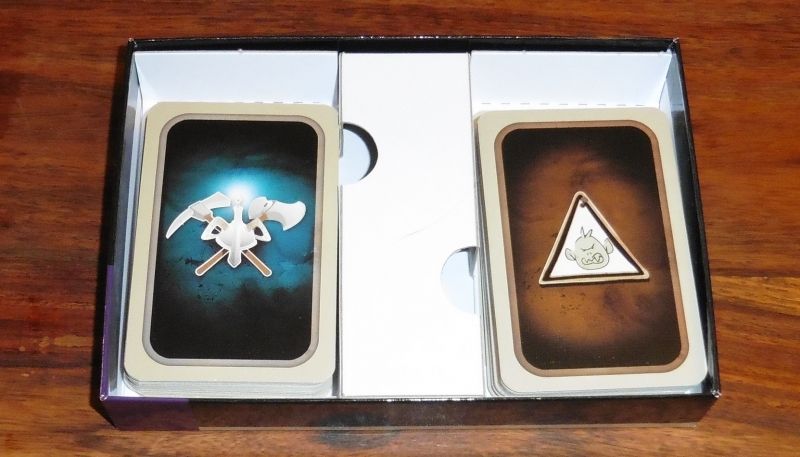 La boite est bien pensée pour contenir toutes les cartes avec de la place pour des protèges cartes.