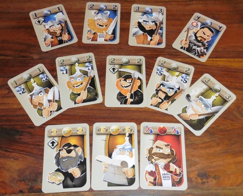 Les guerriers en haut, les piocheurs au milieu, éclaireurs et dynamiteurs en bas.