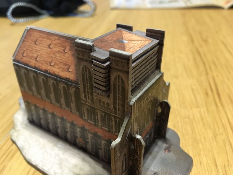 La cathédrale avec son clocher construit