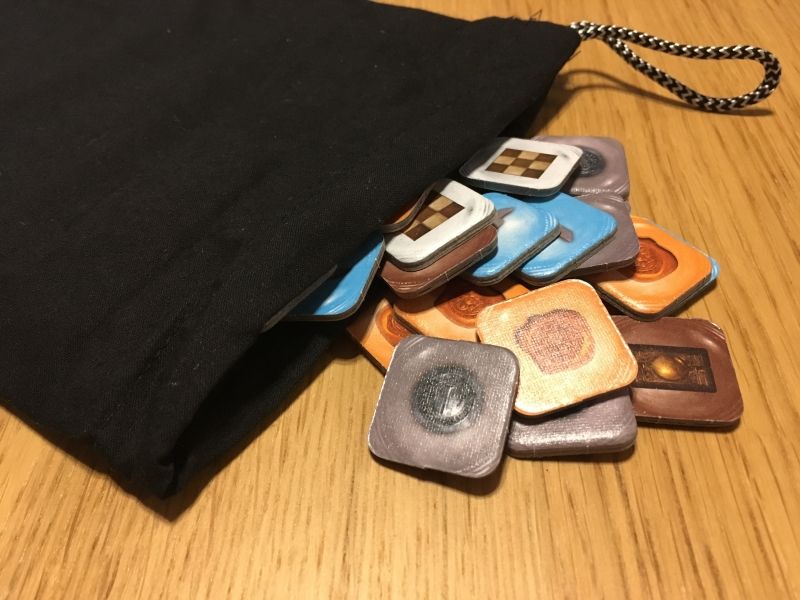 Les tuiles actions et leur sac en tissu