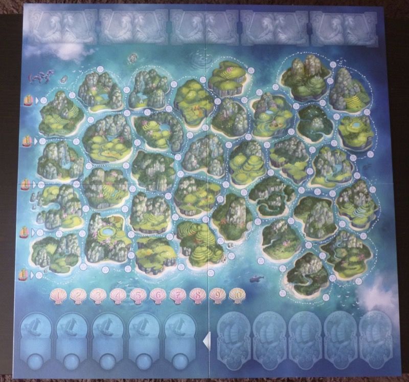 Le plateau de jeu avec un format carré de 57x57cm (prévoir une grande table pour jouer...)