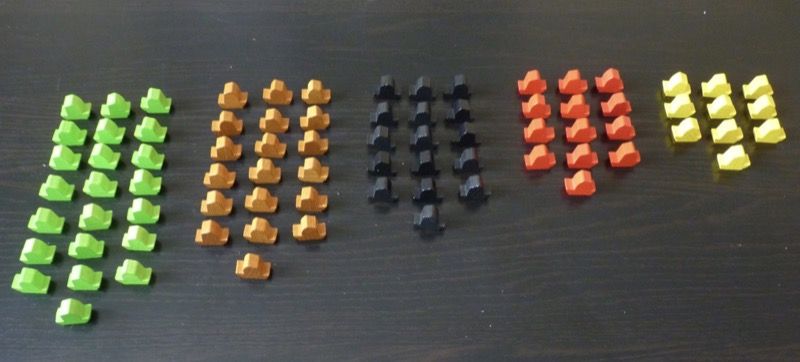 Les 80 bateaux qui transportent les ressources : 22 en vert pour le bambou, 19 en marron pour le bois, 16 en noir pour la pierre, 13 en rouge pour l'argile et 10 en jaune pour l'or.