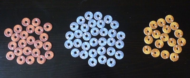 Les 73 pièces de monnaie de Yamataï : de gauche à droite 23 pièces de valeur 1, 32 pièces de valeur 2 et 18 pièces de valeur 10.