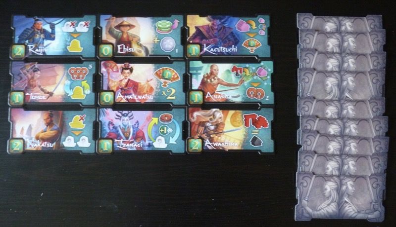 Les 18 tuiles Spécialiste (avec une vue du dos des tuiles sur la droite).