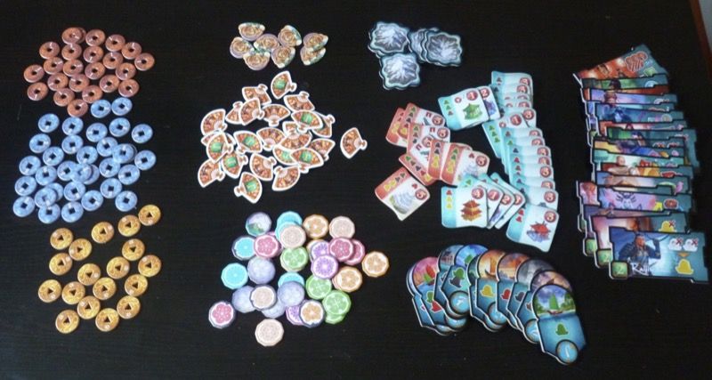 Une vue de la répartition des 209 jetons et tuiles de Yamataï.