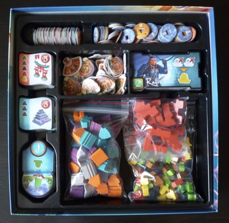  Le matériel rangé dans la boite de Yamataï (les 3 sachets plastiques sont également fournis... ils ne lésinent pas chez DoW !!!)