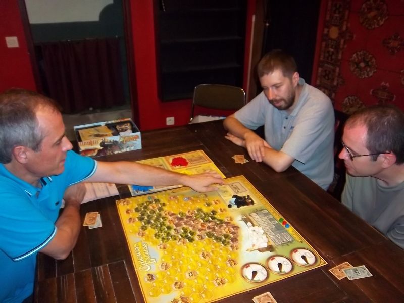 Monsieur Zhor expliquant Chicago express pour messieurs Thomas et Florestan.