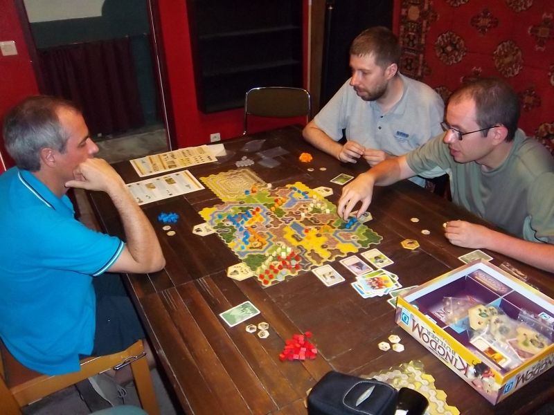 La découverte de Kingdom Builder par monsieur Zhor...une partie gagnée par...ça commence par un T, ça se termine par un s...oui, encore lui !