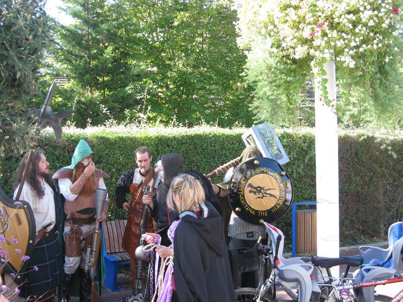 Une petite discussion entre des humains et des Trolls