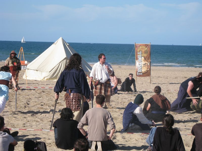 Et aussi de se tabasser.