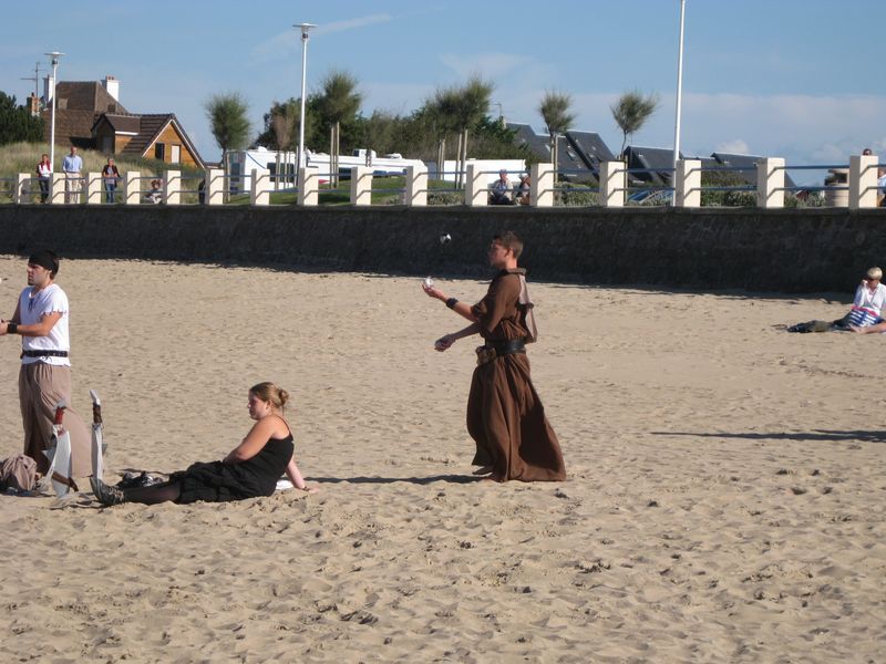 Les moines jonglent sur la plage, pendant que les filles bronzent.