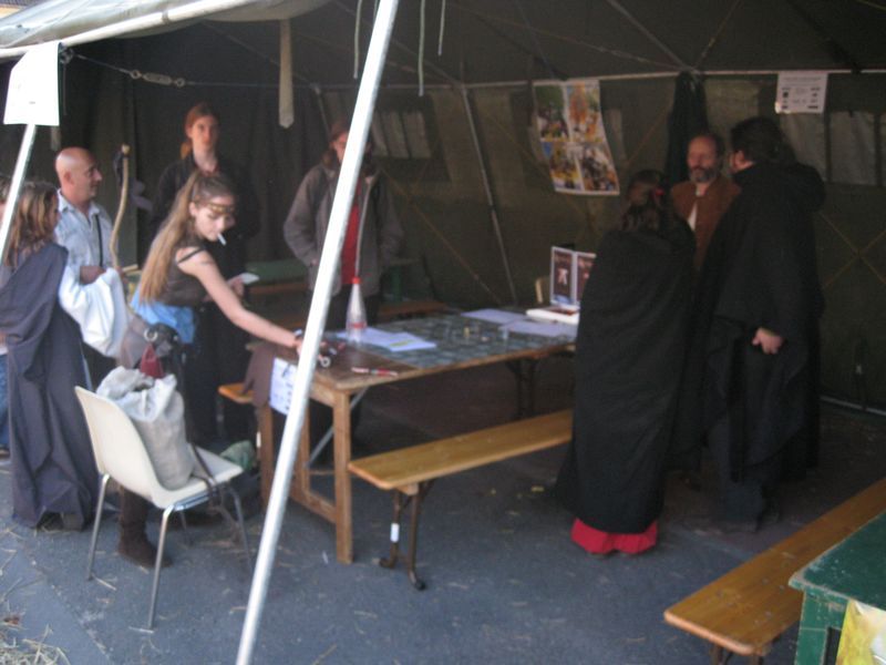 Il y avait au milieu de tout ça, quelques tables de jeux de rôle