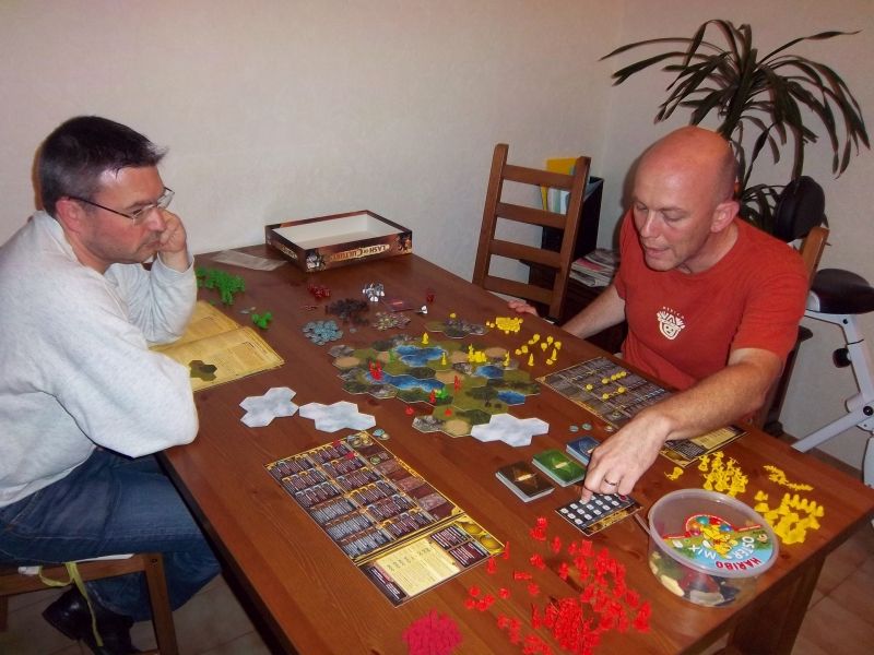 Monsieur Palferso aux explications de Clash of Culture pour monsieur Cormyr et moi-même. Notez que monsieur Palferso avait adopté une drôle de coiffe pour cette partie : On lui a pas demandé pourquoi.