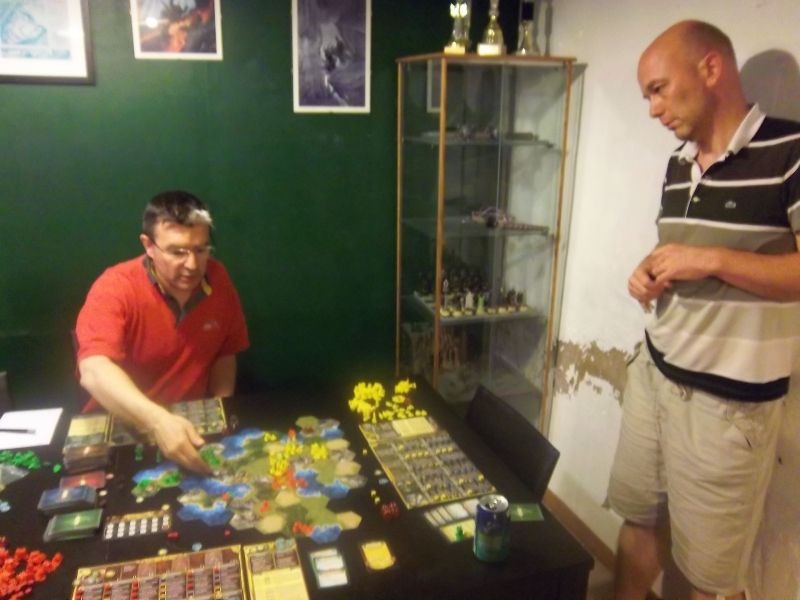 Discussions animées en fin de partie..."Ouai, finalement, ces fichus évènements m'ont plus géné que la bataille perdue en début de partie..."