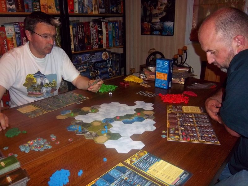 La partie a commencé et pour une fois, j'avais les bleus...remarquez les barbares pas loin de mon premier village...