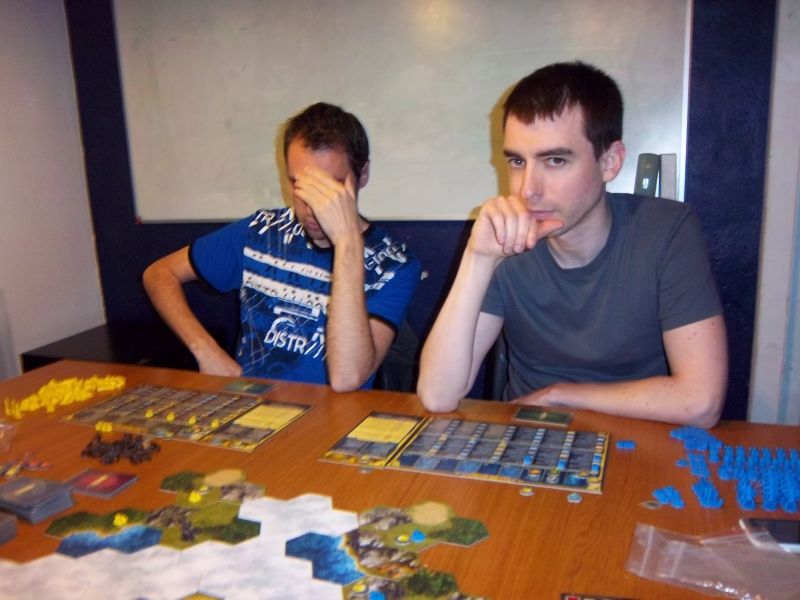 Monsieur Kapitch cache son regard pour ne pas donner d'indice sur ses intentions...alors que monsieur Vincent semble me dire "toi, tu l'emporteras pas au Paradis".(gla-gla !) 