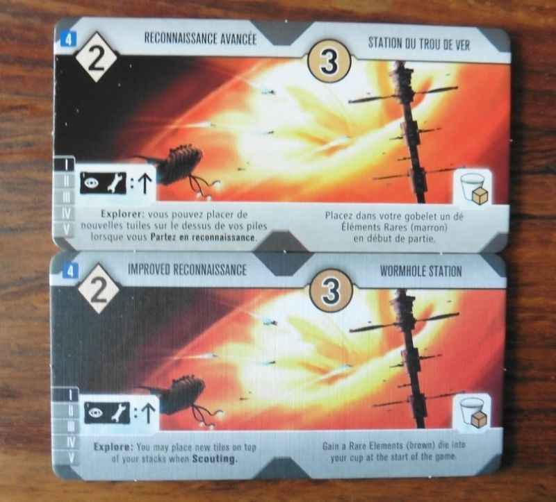 La VF (au-dessus) a des couleurs plus vives, plus nettes, plus brillantes, l'iconographie et le cartouche plus clair ressortent mieux !