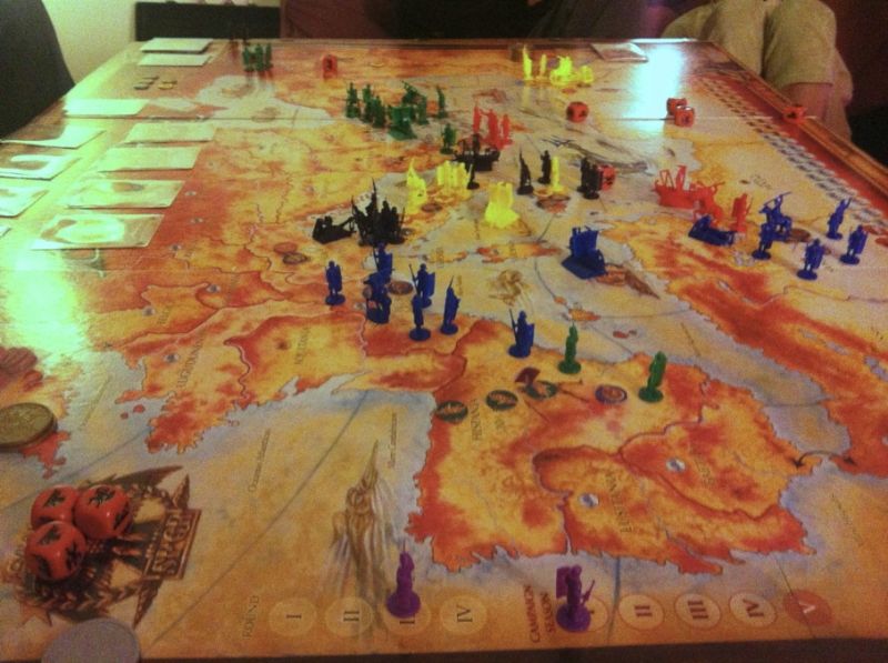 Départ : Le Loup jaune (Papi) et l'Aigle noir (David) en Italie, le Lion bleu (Olivier) plutôt à l'Ouest, le Taureau rouge (Hervé) coincé entre le Lion et l'Aigle, et le Sceptre vert (moi) dispersé