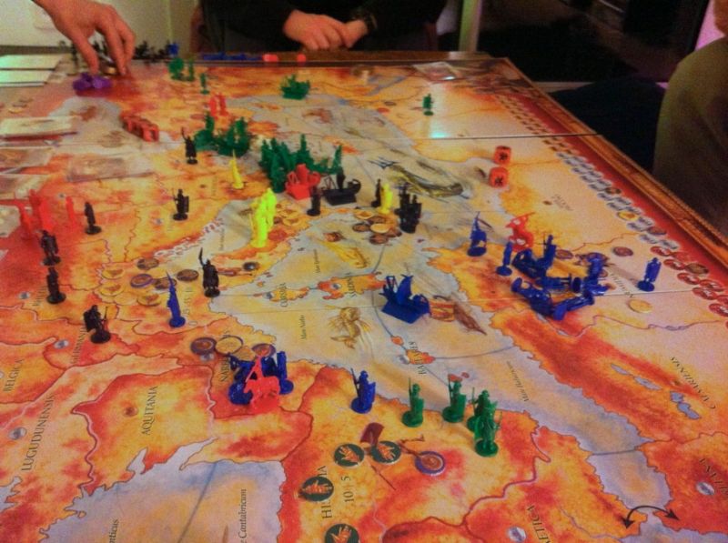 La situation s'est éclaircie : l'Italie est protégée, l'Aigle ayant réussi à l'aide de son allié à protéger son influence. Le sceptre, dominant l'Asie, masse ses troupes aux portes de l'Europe