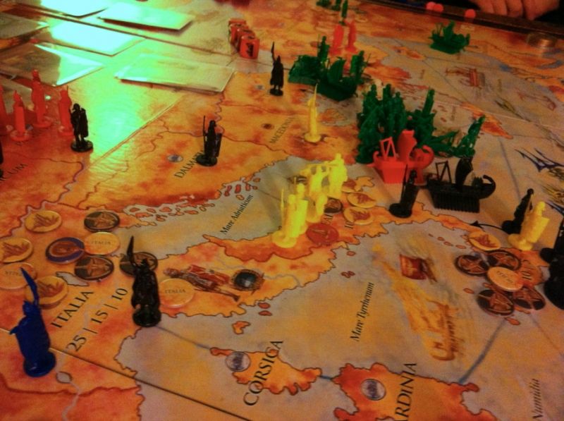 Le sceptre vert, débarque en Grèce, expulsant son allié des deux première campagne, le Taureau rouge. La menace du Sceptre inquiète les autres généraux exsangue en troupe et en monnaie