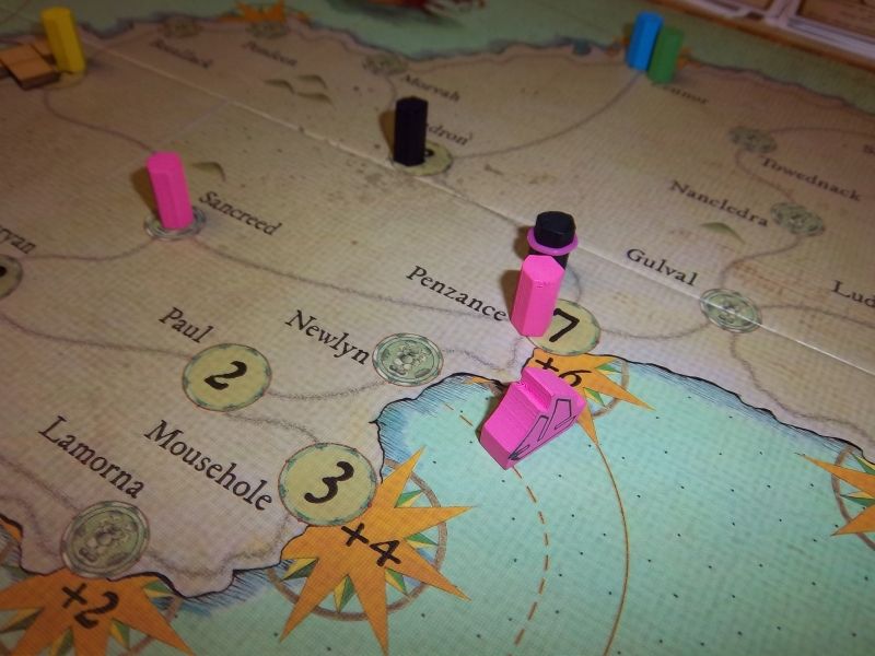 Le bateau de monsieur Zhor. Le pion noir avec l'anneau rose, c'est un douanier corrompu par le proprio du bateau....