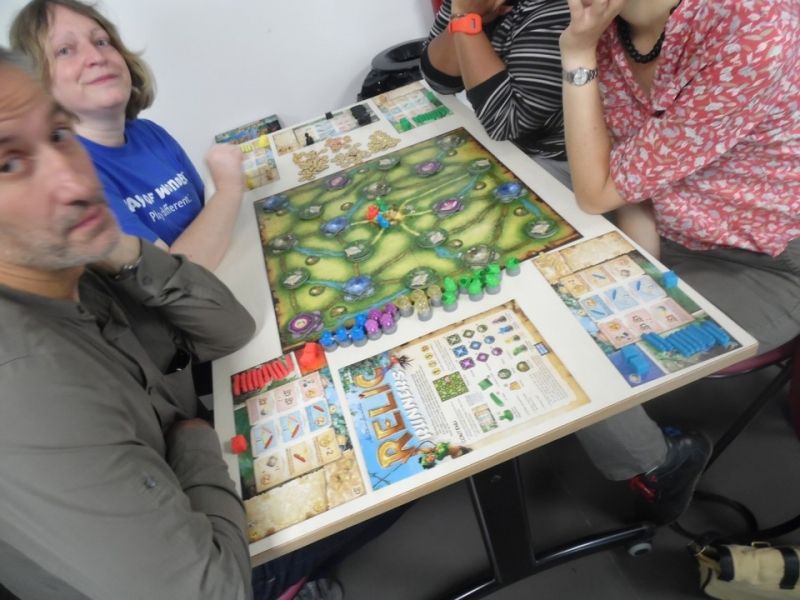 Des joueurs essaient le jeu