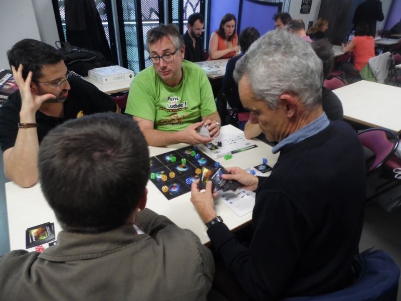 Mr Cocktail Games qui joue à un jeu de cubes en ... ah non, ils ne sont pas en bois...