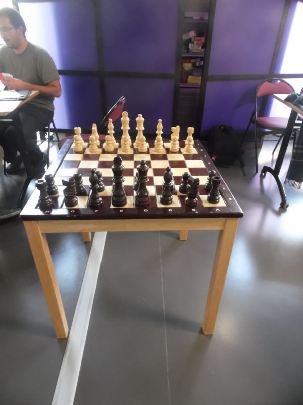 La seule grande table, pourtant jolie, vers laquelle les joueurs ne sont pas allés...